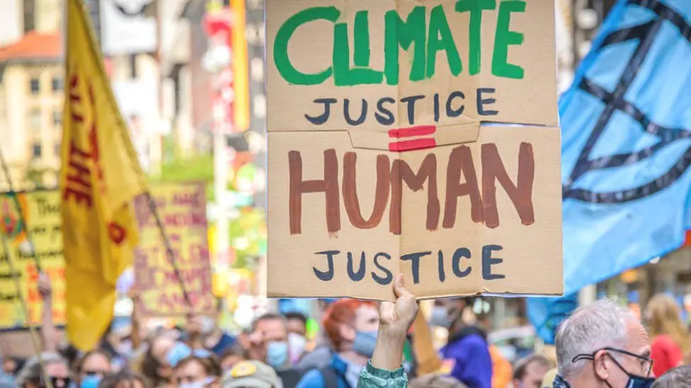 Clima: la Shell deve ridurre la CO2, il verdetto di un tribunale olandese